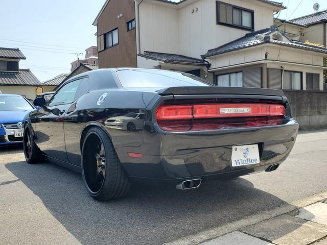 Ｒ／Ｔ　ＨＥＭＩ　５．．７Ｌエンジン　２２インチＡＷ　ナビＴＶ　ＴＥＩＮ車高調　車検２年付けてお渡し　ウォーターポンプ、ベルト、テンショナー、サブタンク、プラグ１６本交換済み！(12枚目)