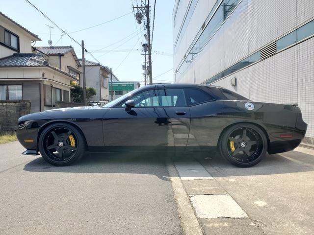 Ｒ／Ｔ　ＨＥＭＩ　５．．７Ｌエンジン　２２インチＡＷ　ナビＴＶ　ＴＥＩＮ車高調　車検２年付けてお渡し　ウォーターポンプ、ベルト、テンショナー、サブタンク、プラグ１６本交換済み！(14枚目)