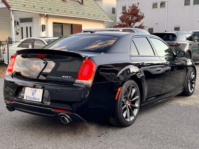 クライスラー・３００ ＳＲＴ８　クライスラー　ＳＲＴ８　Ｖ８　ディーラー車　ＳＲ　ｈａｒｍａｎ／ｋａｒｄｏｎ　Ｂｌｕｅｔｏｏｔｈ接続　　純正２０インチアルミ　ベンチレーション　温冷ドリンクホルダー　シートメモリー　フルセグ（17枚目）