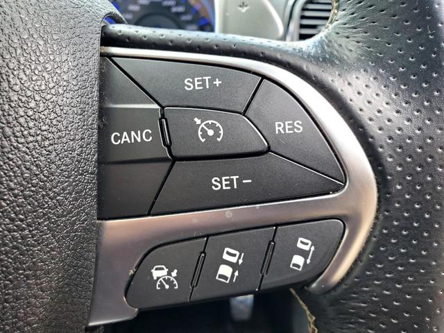 クライスラー・３００ ＳＲＴ８　クライスラー　ＳＲＴ８　Ｖ８　ディーラー車　ＳＲ　ｈａｒｍａｎ／ｋａｒｄｏｎ　Ｂｌｕｅｔｏｏｔｈ接続　　純正２０インチアルミ　ベンチレーション　温冷ドリンクホルダー　シートメモリー　フルセグ（24枚目）