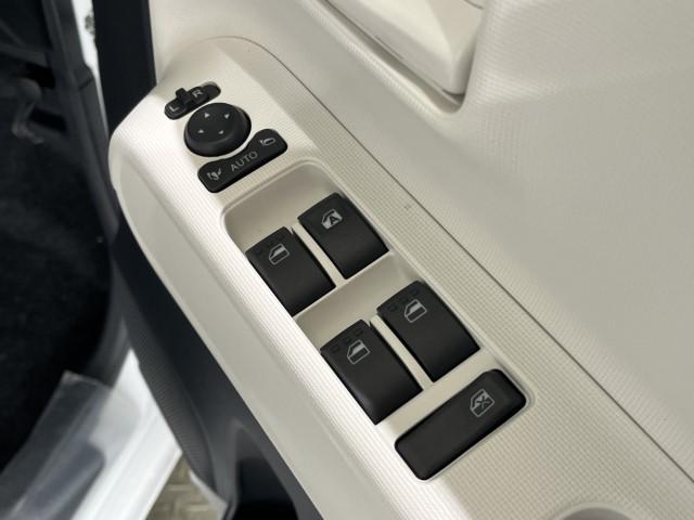 ムーヴキャンバス ストライプスＸ　届出済未使用車　衝突軽減ブレーキ　両側電動スライドドア　電動格納ミラー　アームレスト　シートリフター　ＵＳＢ充電ソケット　アイドリングストップ　オートエアコン　スマートキー　プッシュスタート　軽自動車（19枚目）