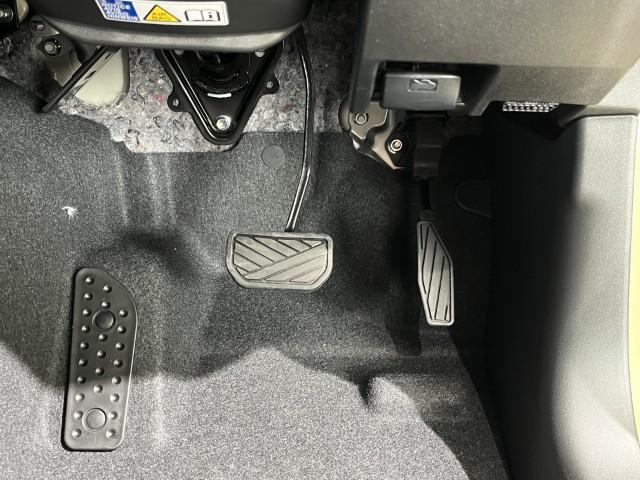 ジムニー ＸＣ　届出済未使用車　セーフティサポート　前後誤発進抑制機能　パーキングセンサー　シートヒーター　オートライト　スマートキー　オートエアコン　軽自動車（21枚目）