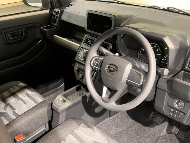 タフト X 届出済未使用車 バックカメラ ガラスルーフ 衝突被害軽減システム 車線逸脱警報 クリアランスソナー オートマチックハイビーム オートエアコン LEDヘッド スマートキー アイドリングストップ 軽自動車(18枚目)