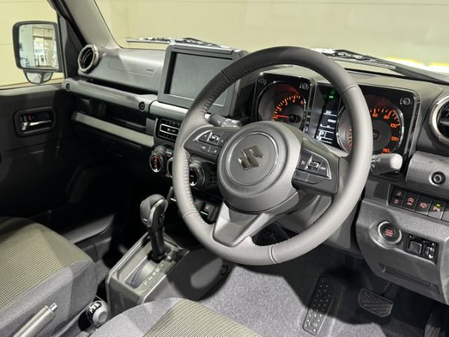 ジムニー ＸＣ　届出済未使用車　４ＷＤ　スズキセーフティサポート　本革巻ステアリング　オートエアコン　防汚タイプラゲッジフロア　オートライト　ヘッドランプウォッシャー　運転席・助手席エアバック　軽自動車（18枚目）