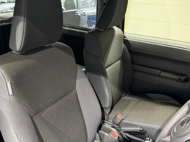 ジムニー ＸＣ　届出済未使用車　４ＷＤ　スズキセーフティサポート　本革巻ステアリング　オートエアコン　防汚タイプラゲッジフロア　オートライト　ヘッドランプウォッシャー　運転席・助手席エアバック　軽自動車（19枚目）