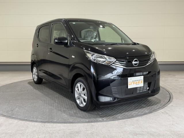 デイズ 　届出済未使用車　衝突軽減ブレーキ　プッシュスタート　オートエアコン　電動格納ミラー　オートライト　アームレスト　ステアリングリモコン　シートリフター　軽自動車（4枚目）