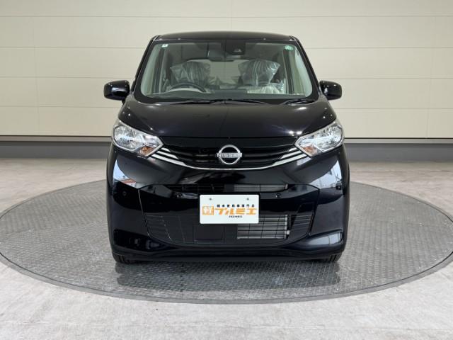 デイズ 　届出済未使用車　衝突軽減ブレーキ　プッシュスタート　オートエアコン　電動格納ミラー　オートライト　アームレスト　ステアリングリモコン　シートリフター　軽自動車（5枚目）