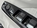　届出済未使用車　衝突軽減ブレーキ　プッシュスタート　オートエアコン　電動格納ミラー　オートライト　アームレスト　ステアリングリモコン　シートリフター　軽自動車（22枚目）
