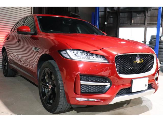 外装はイタリアンレーシングレッドで鮮明なボディカラー