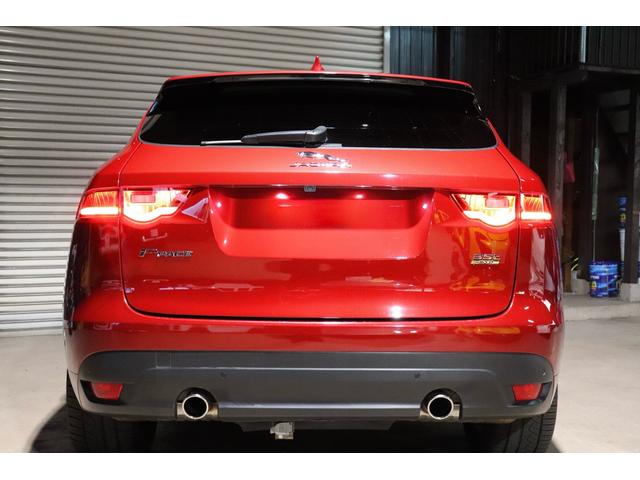 プライバシーガラスは非常に濃く、引き締まって見えます。