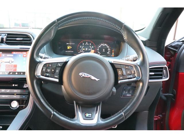 本革巻きのスポーツステアリングはテカリもなく、綺麗です。