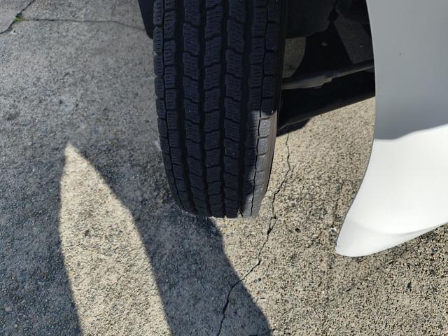 ハイゼットカーゴ ＤＸ　ハイルーフ　エアコン　ダブルエアバック　パワステ　最積載量３５０ｋｇ　レギュラーガソリン車　両側スライドドア　４速オートマ　タイミングチェーン　レベライザー　ナビ　ＣＤ　オーバーヘッドコンソール（3枚目）