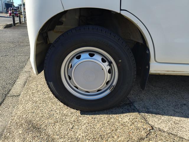 ハイゼットカーゴ ＤＸ　ハイルーフ　エアコン　ダブルエアバック　パワステ　最積載量３５０ｋｇ　レギュラーガソリン車　両側スライドドア　４速オートマ　タイミングチェーン　レベライザー　ナビ　ＣＤ　オーバーヘッドコンソール（11枚目）
