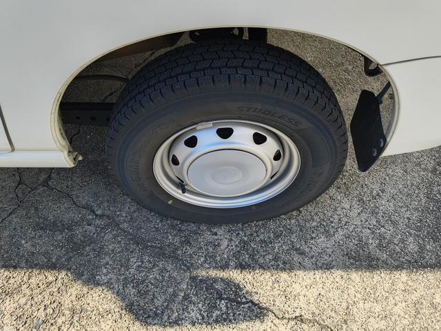 ハイゼットカーゴ ＤＸ　ハイルーフ　エアコン　ダブルエアバック　パワステ　最積載量３５０ｋｇ　レギュラーガソリン車　両側スライドドア　４速オートマ　タイミングチェーン　レベライザー　ナビ　ＣＤ　オーバーヘッドコンソール（12枚目）