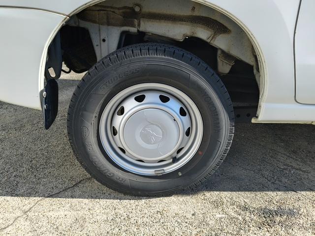 ハイゼットカーゴ ＤＸ　ハイルーフ　エアコン　ダブルエアバック　パワステ　最積載量３５０ｋｇ　レギュラーガソリン車　両側スライドドア　４速オートマ　タイミングチェーン　レベライザー　ナビ　ＣＤ　オーバーヘッドコンソール（16枚目）