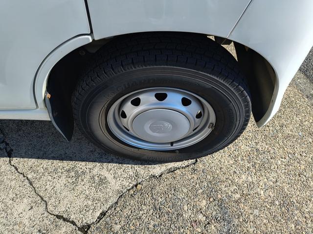 ハイゼットカーゴ ＤＸ　ハイルーフ　エアコン　ダブルエアバック　パワステ　最積載量３５０ｋｇ　レギュラーガソリン車　両側スライドドア　４速オートマ　タイミングチェーン　レベライザー　ナビ　ＣＤ　オーバーヘッドコンソール（17枚目）