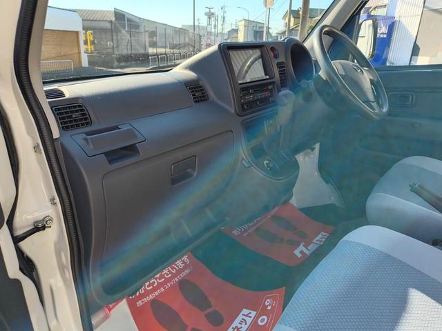 ハイゼットカーゴ ＤＸ　ハイルーフ　エアコン　ダブルエアバック　パワステ　最積載量３５０ｋｇ　レギュラーガソリン車　両側スライドドア　４速オートマ　タイミングチェーン　レベライザー　ナビ　ＣＤ　オーバーヘッドコンソール（66枚目）