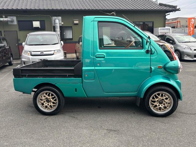 ミゼットII Ｄタイプ　フロア５ＭＴ車　社外マフラー　社外ホイール　社外テールランプ　社外シフトノブ　社外シート　社外ハンドル　社外ヘッドライト　社外キーレス　Ｂｌｕｅｔｏｏｔｈ機能　ＡＵＸ　車検Ｒ９年４月（9枚目）