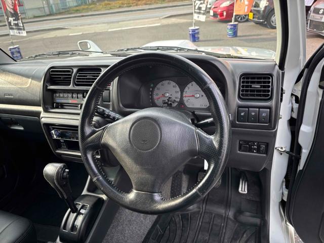 ジムニー ＦＩＳフリースタイルワールドカップリミテッド　４ＷＤ　キーレスエントリー　電動格納ミラー　シートヒーター　ＡＴ　ＡＢＳ　ＣＤ　ＵＳＢ　ルーフレール　アルミホイール　衝突安全ボディ　エアコン　パワーウィンドウ（2枚目）