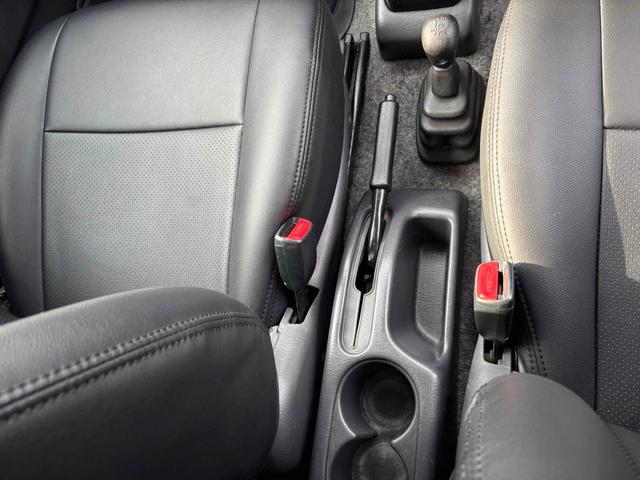 ジムニー ＦＩＳフリースタイルワールドカップリミテッド　４ＷＤ　キーレスエントリー　電動格納ミラー　シートヒーター　ＡＴ　ＡＢＳ　ＣＤ　ＵＳＢ　ルーフレール　アルミホイール　衝突安全ボディ　エアコン　パワーウィンドウ（5枚目）