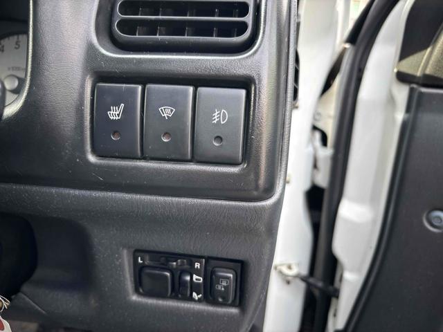 ジムニー ＦＩＳフリースタイルワールドカップリミテッド　４ＷＤ　キーレスエントリー　電動格納ミラー　シートヒーター　ＡＴ　ＡＢＳ　ＣＤ　ＵＳＢ　ルーフレール　アルミホイール　衝突安全ボディ　エアコン　パワーウィンドウ（6枚目）