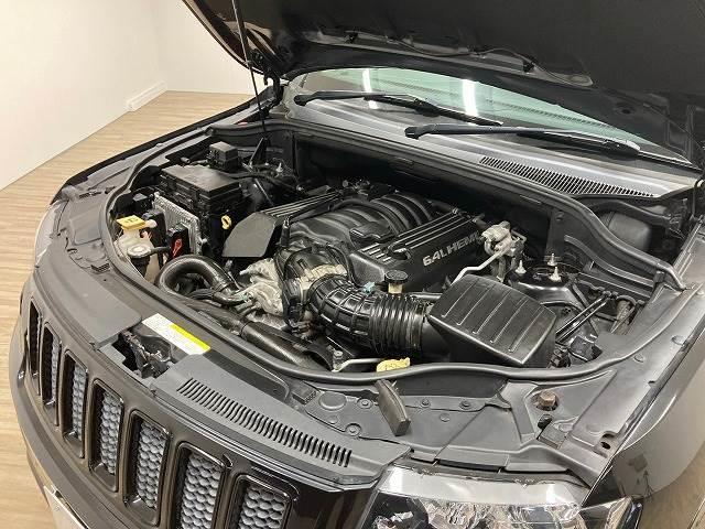 ＳＲＴ８　６．４Ｌ－ＨＥＭＩエンジン　サンルーフ　ＨＤＤナビ　Ｂカメ　ハーフレザー　アダクティブクルコン　ブラインドスポット　ブレンボキャリパー　ビルッシュタイン(18枚目)