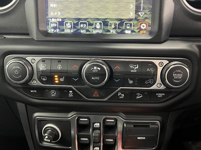 ジープ・ラングラーアンリミテッド サハラ　ＡｐｐｌｅＣａｒＰｌａｙ　ディスプレーオーディオ　Ｂｌｕｅｔｏｏｔｈ　４ＷＤ　メーカーナビ　シートヒーター　ＢＳＭ（ブラインドスポット）　アダプティブクルコン　背面ハードカバー（32枚目）