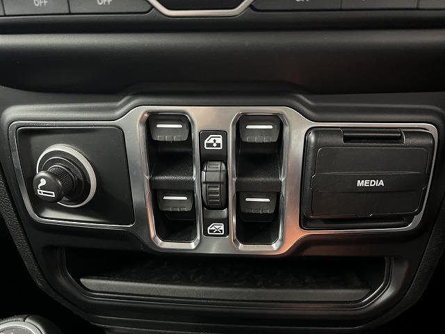 サハラ　ＡｐｐｌｅＣａｒＰｌａｙ　ディスプレーオーディオ　Ｂｌｕｅｔｏｏｔｈ　４ＷＤ　メーカーナビ　シートヒーター　ＢＳＭ（ブラインドスポット）　アダプティブクルコン　背面ハードカバー(48枚目)