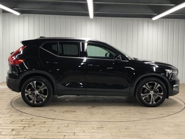 ＸＣ４０ Ｔ４　ＡＷＤ　インスクリプション　メーカーナビＴＶ　ＡｐｐｌｅＣａｒＰｌａｙ　Ｂｌｕｅｔｏｏｔｈ　白革　ＬＥＤ　ＢＳＭ（ブラインドスポットモニター）　衝突軽減　レーンキープ　３６０カメラ　シートヒーター　４ＷＤ　ルーフレール（14枚目）