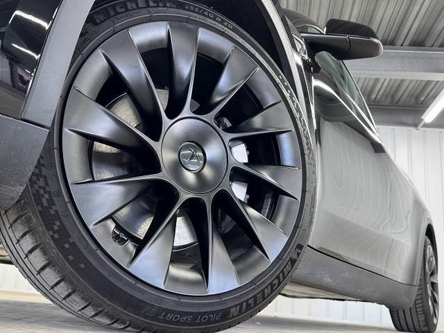 モデルＹ ＲＷＤ　黒革　ガラスルーフ　ナビ　シートヒーター　電動リアゲート　純正アルミホイール　パワーシート　ＬＥＤヘッドライト　ＥＴＣ　ステアリングヒーター　クリアランスソナー（18枚目）