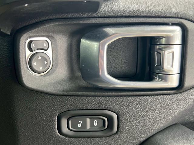 ジープ・ラングラーアンリミテッド リミテッドＥＤウィズサンライダフリップＴフォーハドＴ　ＡｐｐｌｅＣａｒＰｌａｙ／フリップトップ／特別仕様／ブラインドスポット／アダプティブクルーズコントロール／サイドカメラ／フロントカメラ／フルセグ／ＬＥＤヘッドライト／ステアリングヒーター（42枚目）