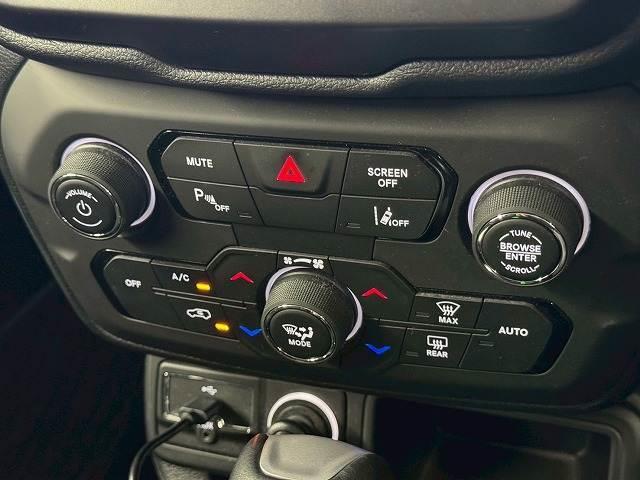ジープ・レネゲード ロンジチュード　純正ディスプレイオーディオ／ＡｐｐｌｅＣａｒｐｌａｙ／アンドロイドオート／バックカメラ／Ｂｌｕｅｔｏｏｔｈ／ブラインドスポットモニター／レーンキープアシスト／クリアランスソナー（11枚目）