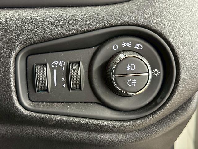ジープ・レネゲード ロンジチュード　純正ディスプレイオーディオ／ＡｐｐｌｅＣａｒｐｌａｙ／アンドロイドオート／バックカメラ／Ｂｌｕｅｔｏｏｔｈ／ブラインドスポットモニター／レーンキープアシスト／クリアランスソナー（58枚目）
