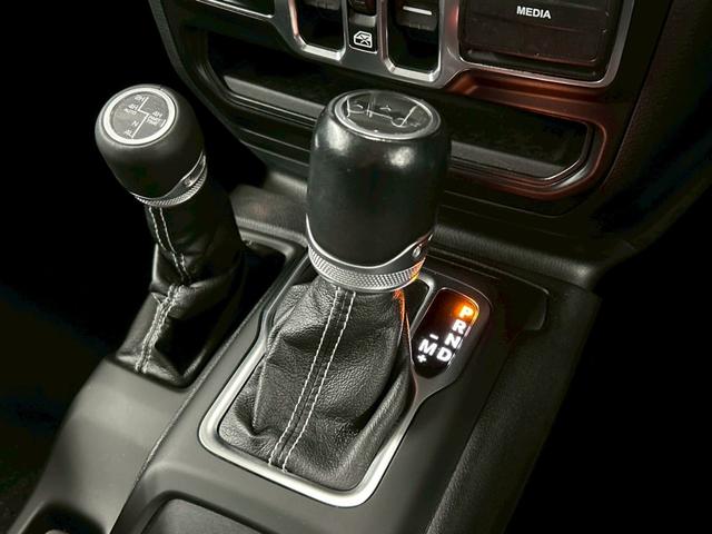 ジープ・ラングラーアンリミテッド サハラ　ＡｐｐｌｅＣａｒｐｌａｙ／フルセグ／アダプティブクルーズコントロール／シートヒーター／ステアリングヒーター／ブラインドスポット／バックモニター／サイドカメラ／純正ナビ／サイドステップ／プッシュスタート（29枚目）