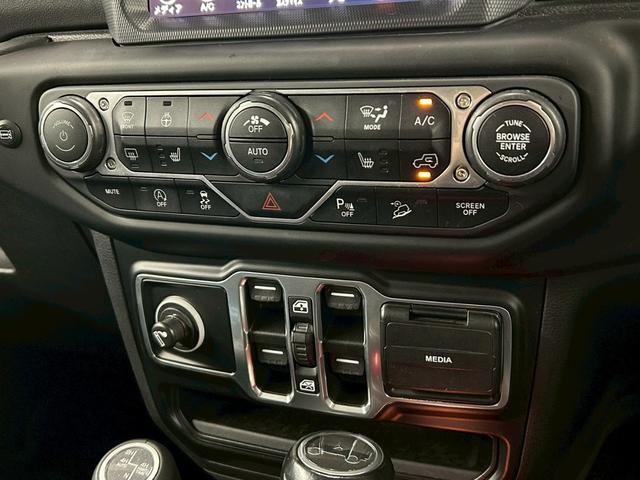 ジープ・ラングラーアンリミテッド サハラ　ＡｐｐｌｅＣａｒｐｌａｙ／フルセグ／アダプティブクルーズコントロール／シートヒーター／ステアリングヒーター／ブラインドスポット／バックモニター／サイドカメラ／純正ナビ／サイドステップ／プッシュスタート（40枚目）