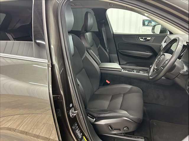ＸＣ６０ Ｄ４　ＡＷＤ　Ｍｏｍｅｎｔｕｍ　ＡｐｐｌｅＣａｒＰｌａｙ／電動リアゲート／シートヒーター／オートエアコン／パワーシート／シートメモリー／全周囲カメラ／パーキングアシスト／ブラインドアシスト／フルセグ／ＵＳＢポート／クルーズコントロー（5枚目）