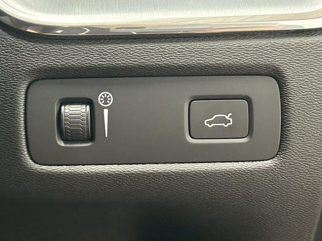 ＸＣ６０ Ｄ４　ＡＷＤ　Ｍｏｍｅｎｔｕｍ　ＡｐｐｌｅＣａｒＰｌａｙ／電動リアゲート／シートヒーター／オートエアコン／パワーシート／シートメモリー／全周囲カメラ／パーキングアシスト／ブラインドアシスト／フルセグ／ＵＳＢポート／クルーズコントロー（29枚目）