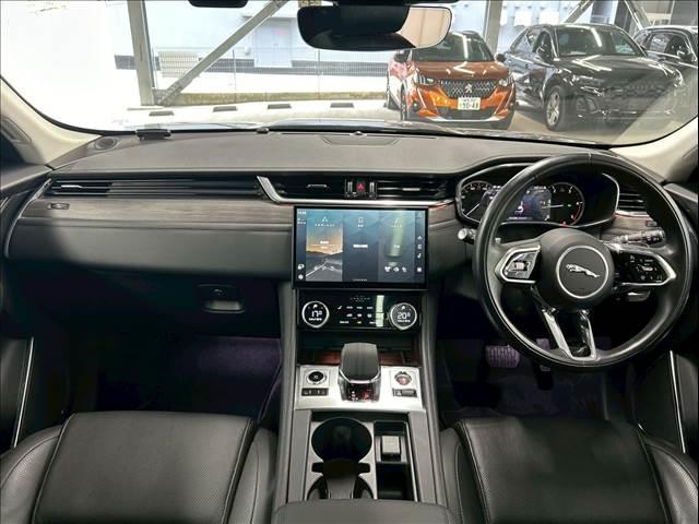 Ｆペイス Ｓ　Ｄ２００　パノラマスライディングルーフ／メーカーナビ／アップルカープレイ／アダプティブクルーズコントロール／電動リアゲート／パワーシート／シートヒーター／全方位カメラ／クリアランスソナー／後部エアコン／（3枚目）
