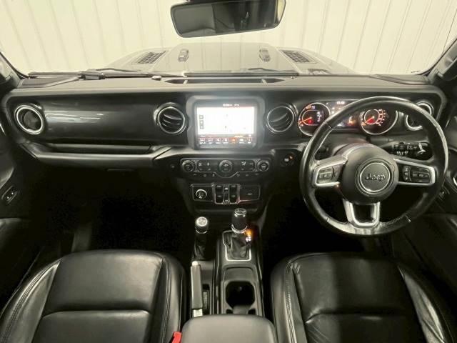 ジープ・ラングラーアンリミテッド サハラ　アルティテュード　限定２１０台／１オーナー／黒革／シートヒーター／ＡｐｐｌｅＣａｒＰｌａｙ／ブラインドスポット／アダプティブクルーズコントロール／ステアリングヒーター／バックモニター／サイドカメラ／フロントカメラ（2枚目）