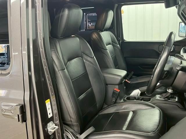 ジープ・ラングラーアンリミテッド サハラ　アルティテュード　限定２１０台／１オーナー／黒革／シートヒーター／ＡｐｐｌｅＣａｒＰｌａｙ／ブラインドスポット／アダプティブクルーズコントロール／ステアリングヒーター／バックモニター／サイドカメラ／フロントカメラ（7枚目）