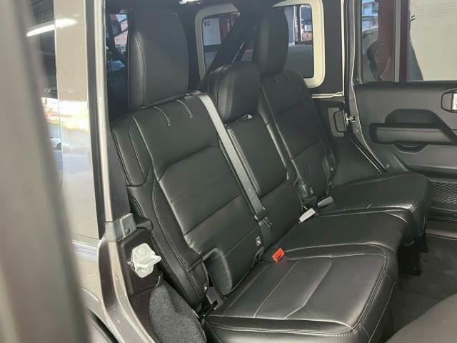 ジープ・ラングラーアンリミテッド サハラ　アルティテュード　限定２１０台／１オーナー／黒革／シートヒーター／ＡｐｐｌｅＣａｒＰｌａｙ／ブラインドスポット／アダプティブクルーズコントロール／ステアリングヒーター／バックモニター／サイドカメラ／フロントカメラ（8枚目）
