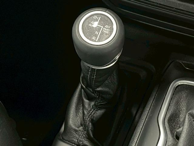 ジープ・ラングラーアンリミテッド サハラ　アルティテュード　限定２１０台／１オーナー／黒革／シートヒーター／ＡｐｐｌｅＣａｒＰｌａｙ／ブラインドスポット／アダプティブクルーズコントロール／ステアリングヒーター／バックモニター／サイドカメラ／フロントカメラ（43枚目）