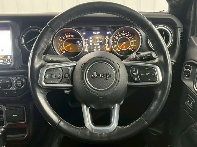 ジープ・ラングラーアンリミテッド サハラ　アルティテュード　限定２１０台／１オーナー／黒革／シートヒーター／ＡｐｐｌｅＣａｒＰｌａｙ／ブラインドスポット／アダプティブクルーズコントロール／ステアリングヒーター／バックモニター／サイドカメラ／フロントカメラ（49枚目）