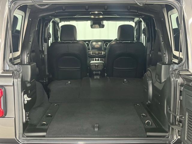 ジープ・ラングラーアンリミテッド サハラ　アルティテュード　限定２１０台／１オーナー／黒革／シートヒーター／ＡｐｐｌｅＣａｒＰｌａｙ／ブラインドスポット／アダプティブクルーズコントロール／ステアリングヒーター／バックモニター／サイドカメラ／フロントカメラ（58枚目）