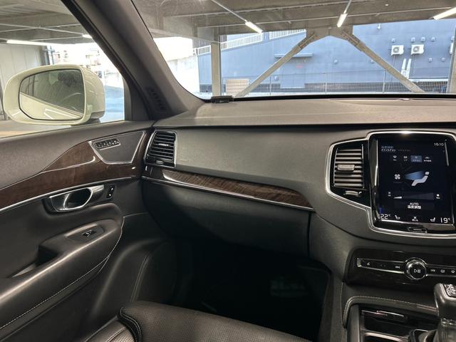 ＸＣ９０ Ｔ６　ＡＷＤ　インスクリプション　サンルーフ／黒革シート／ベンチレーション／シートヒーター／ステアリングヒーター／全周囲カメラ／ＡｐｐｌｅＣａｒＰｌａｙ／ブラインドスポット／パワーテールゲート／フルセグ／ヘッドアップディスプレイ（48枚目）