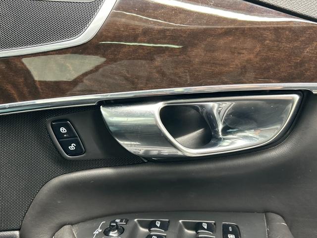 ＸＣ９０ Ｔ６　ＡＷＤ　インスクリプション　サンルーフ／黒革シート／ベンチレーション／シートヒーター／ステアリングヒーター／全周囲カメラ／ＡｐｐｌｅＣａｒＰｌａｙ／ブラインドスポット／パワーテールゲート／フルセグ／ヘッドアップディスプレイ（60枚目）