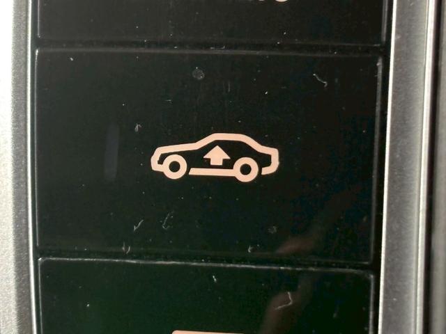 ＧＬＣ ＧＬＣ２２０ｄ　４マチック　ＡＭＧライン　サンルーフ／全周囲カメラ／シートヒーター／アンビエントライト／ブラインドアシスト／エアサスペンション／パワーシート／ＵＳＢポート／電動リアゲート／アダプティブクルーズコントロール／キーレスゴー（32枚目）