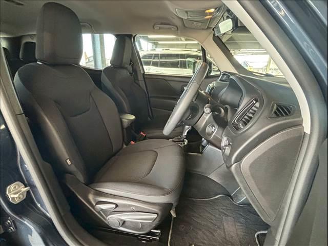 ジープ・レネゲード ナイトイーグル　特別仕様車／ＡｐｐｌｅＣａｒｐｌａｙ／クリアランスソナー／ブラインドアシスト／アイドリングストップ／レーンキープアシスト／ＵＳＢポート／スマートキー／クルーズコントロール／ＥＴＣ／オートライト（7枚目）