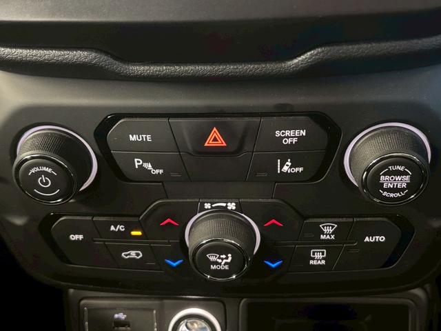 ジープ・レネゲード ナイトイーグル　特別仕様車／ＡｐｐｌｅＣａｒｐｌａｙ／クリアランスソナー／ブラインドアシスト／アイドリングストップ／レーンキープアシスト／ＵＳＢポート／スマートキー／クルーズコントロール／ＥＴＣ／オートライト（25枚目）