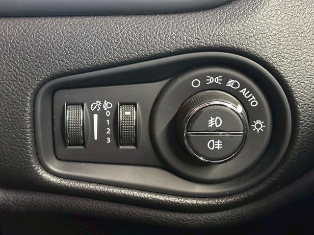 ジープ・レネゲード ナイトイーグル　特別仕様車／ＡｐｐｌｅＣａｒｐｌａｙ／クリアランスソナー／ブラインドアシスト／アイドリングストップ／レーンキープアシスト／ＵＳＢポート／スマートキー／クルーズコントロール／ＥＴＣ／オートライト（34枚目）